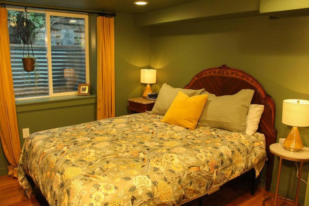 Heart Of Woodstock, 10 Min Walk To Reed, With Private Garage! Apartment
