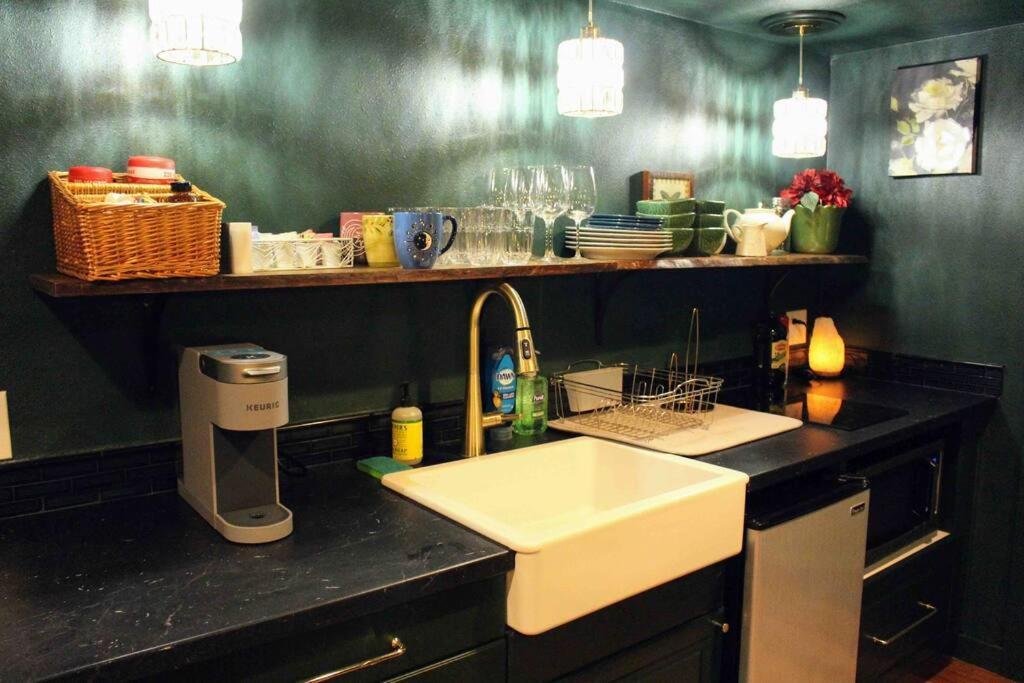 Heart Of Woodstock, 10 Min Walk To Reed, With Private Garage! * Portland