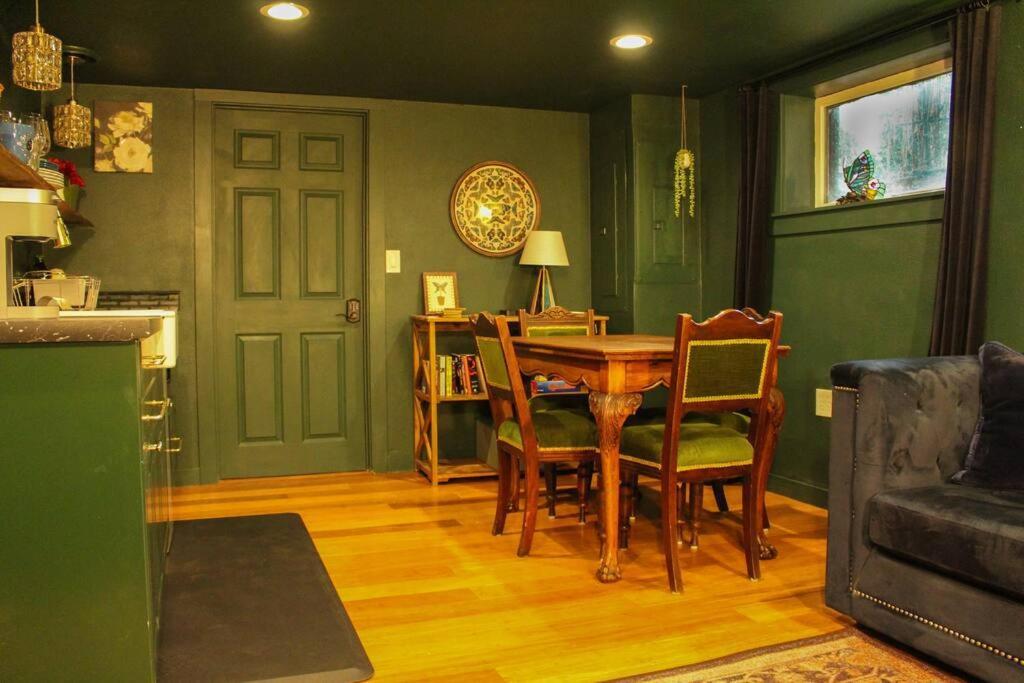 Heart Of Woodstock, 10 Min Walk To Reed, With Private Garage! *