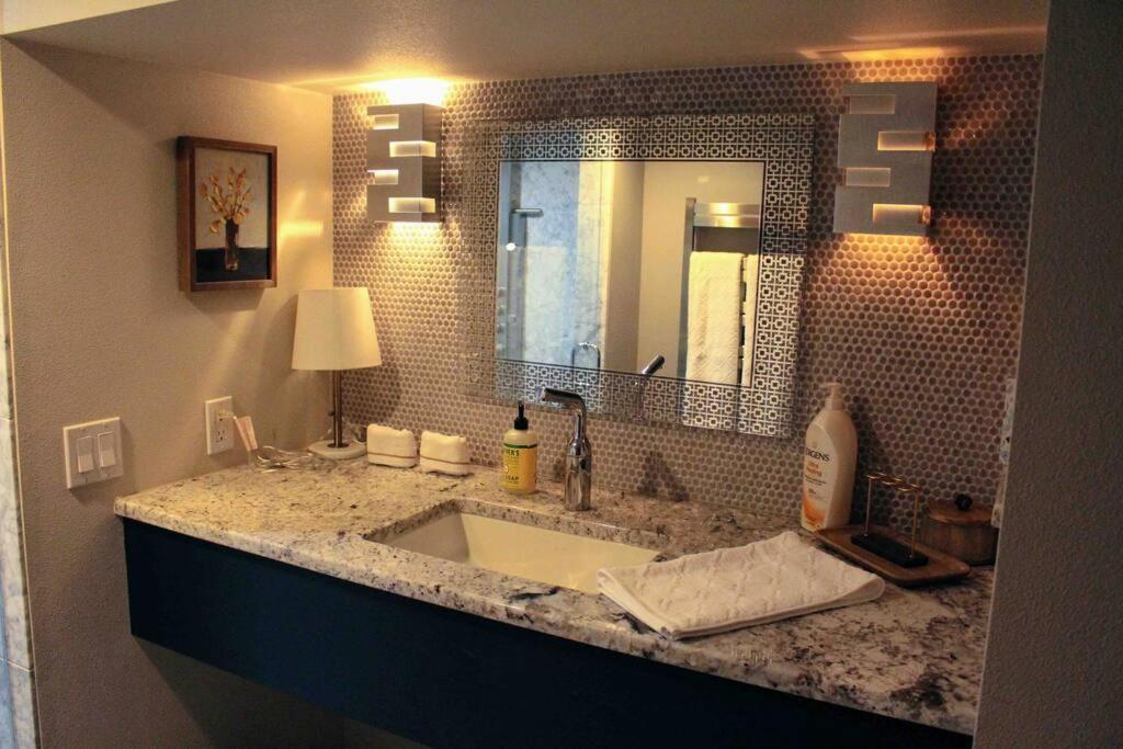 Heart Of Woodstock, 10 Min Walk To Reed, With Private Garage! Apartment