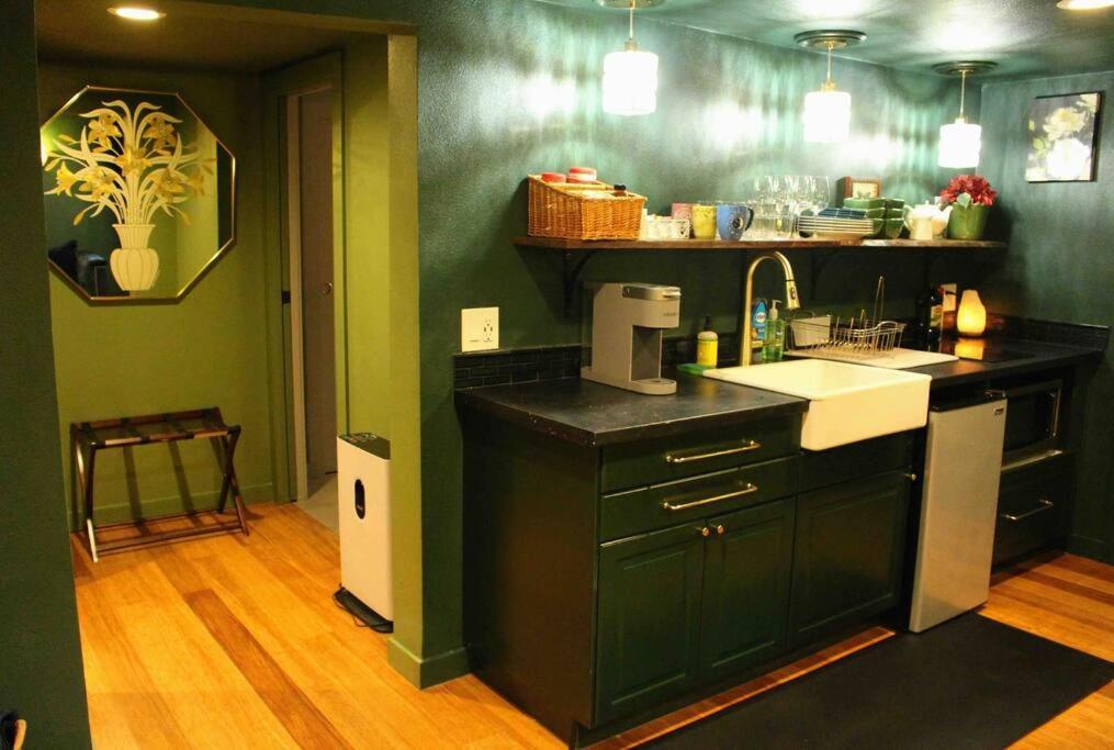 Heart Of Woodstock, 10 Min Walk To Reed, With Private Garage! * Portland